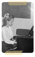 fiatalkori kép zongorával