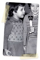 Gyerekkori fénykép Bizek Emiről és testvéről, Szilviáról